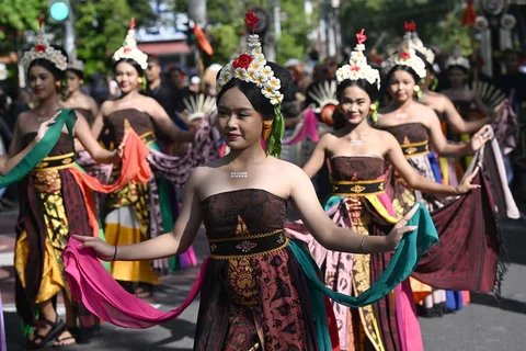 Seniman Bali tampil saat pawai pembukaan Pesta Kesenian Bali (PKB) ke-48 tahun 2026 di Denpasar, Bali, Sabtu (13/6/2026).