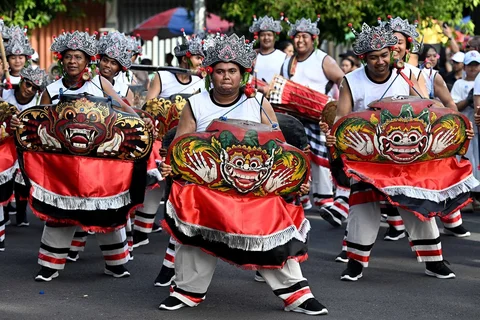 Seniman Bali tampil saat pawai pembukaan Pesta Kesenian Bali (PKB) ke-48 tahun 2026 di Denpasar, Bali, Sabtu (13/6/2026).