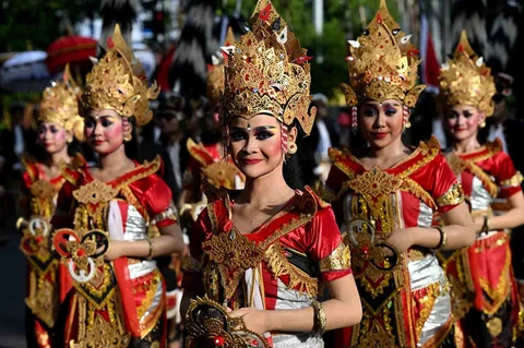 Seniman Bali tampil saat pawai pembukaan Pesta Kesenian Bali (PKB) ke-48 tahun 2026 di Denpasar, Bali, Sabtu (13/6/2026).
