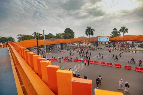 Warga beraktivitas di sekitar Jembatan Penyeberangan Orang (JPO) Jalan Tegar Beriman, Cibinong, Kabupaten Bogor, Jawa Barat, Minggu (14/6/2026).