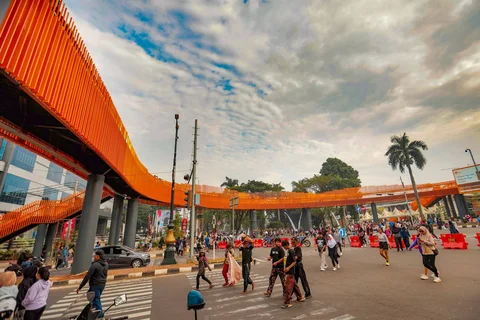 Warga beraktivitas di sekitar Jembatan Penyeberangan Orang (JPO) Jalan Tegar Beriman, Cibinong, Kabupaten Bogor, Jawa Barat, Minggu (14/6/2026).