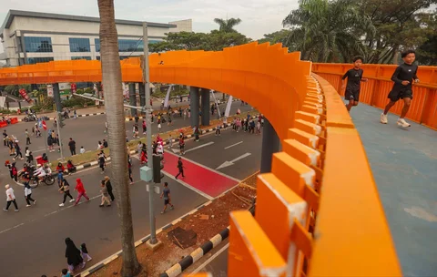 Warga beraktivitas pada Jembatan Penyeberangan Orang (JPO) Jalan Tegar Beriman, Cibinong, Kabupaten Bogor, Jawa Barat, Minggu (14/6/2026).