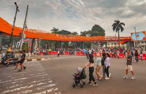 Warga beraktivitas di sekitar Jembatan Penyeberangan Orang (JPO) Jalan Tegar Beriman, Cibinong, Kabupaten Bogor, Jawa Barat, Minggu (14/6/2026).