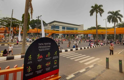 Warga beraktivitas di sekitar Jembatan Penyeberangan Orang (JPO) Jalan Tegar Beriman, Cibinong, Kabupaten Bogor, Jawa Barat, Minggu (14/6/2026).