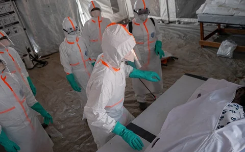 Sekelompok dokter yang mengenakan pakaian pelindung merawat jenazah seorang pria yang meninggal karena penyakit virus Ebola di kamar mayat Pusat Medis Evangelis Nyankunde di Bunia, Provinsi Ituri, Republik Demokratik Kongo, Sabtu (13/06/2026).