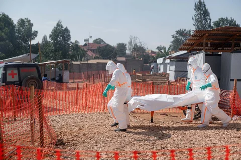 Anggota tim respons khusus membawa jenazah seseorang yang meninggal akibat penyakit virus Ebola di  Pusat Medis Injili Nyankunde (CME) di Bunia, Provinsi Ituri, Republik Demokratik Kongo, Sabtu (13/06/2026).