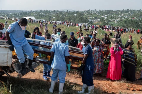 Anggota keluarga dan sekelompok bidan menangis saat peti mati berisi jenazah kerabat mereka yang meninggal karena penyakit virus Ebola tiba di pemakaman di Bunia, Provinsi Ituri, Republik Demokratik Kongo, Sabtu (13/06/2026).