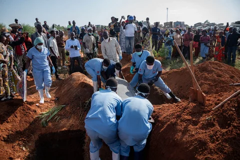 Anggota keluarga dan sekelompok bidan menangis saat peti mati berisi jenazah kerabat mereka yang meninggal karena penyakit virus Ebola tiba di pemakaman di Bunia, Provinsi Ituri, Republik Demokratik Kongo, Sabtu (13/06/2026).