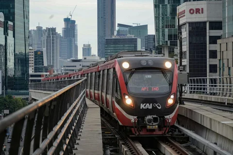 Rangkaian kereta LRT melintas di kawasan Satsiun Kuningan,  Jakarta, Minggu (14/06/2026).
