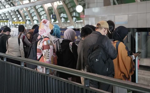 Penumpang menunggu rangkaian kereta LRT di kawasan Satsiun Kuningan,  Jakarta, Minggu (14/06/2026).