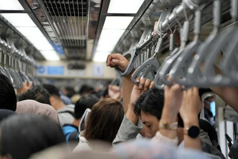 Penumpang di dalam rangkaian kereta LRT di kawasan Satsiun Kuningan,  Jakarta, Minggu (14/06/2026