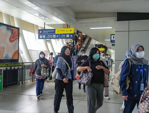 Penumpang  berjalan keluar usai menaiki rangkaian kereta LRT di kawasan Satsiun Kuningan,  Jakarta, Minggu (14/06/2026