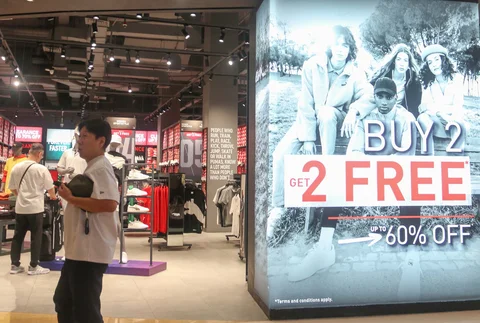 Aktifitas pengunjung pada toko yang mengikuti Festival Jakarta Great Sale di Kuningan City, Jakarta , Minggu (14/06/2026).