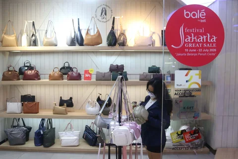 Aktifitas pengunjung pada toko yang mengikuti Festival Jakarta Great Sale di Kuningan City, Jakarta , Minggu (14/06/2026).