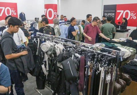 Aktifitas pengunjung pada toko yang mengikuti Festival Jakarta Great Sale di Kuningan City, Jakarta , Minggu (14/06/2026).