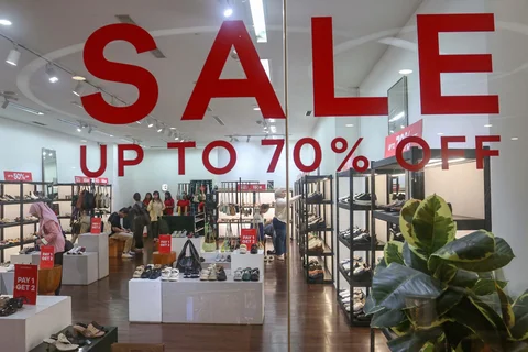 Aktifitas pengunjung pada toko yang mengikuti Festival Jakarta Great Sale di Kuningan City, Jakarta , Minggu (14/06/2026).