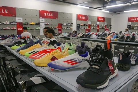 Aktifitas pengunjung pada toko yang mengikuti Festival Jakarta Great Sale di Kuningan City, Jakarta , Minggu (14/06/2026).