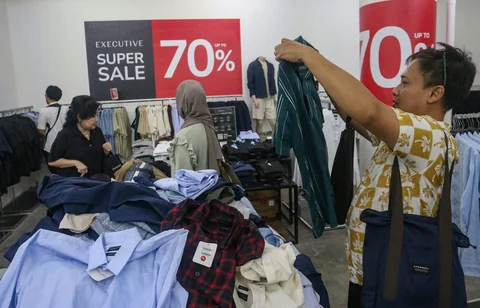 Aktifitas pengunjung pada toko yang mengikuti Festival Jakarta Great Sale di Kuningan City, Jakarta , Minggu (14/06/2026).