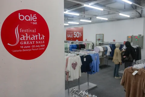 Aktifitas pengunjung pada toko yang mengikuti Festival Jakarta Great Sale di Kuningan City, Jakarta , Minggu (14/06/2026).