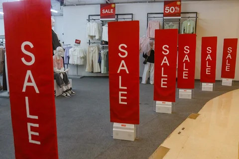 Aktifitas pengunjung pada toko yang mengikuti Festival Jakarta Great Sale di Kuningan City, Jakarta , Minggu (14/06/2026).
