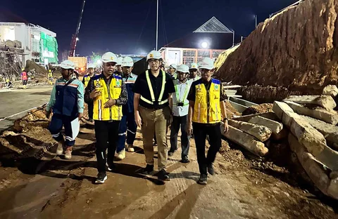 Jajaran Kementerian Koordinator Bidang Infrastruktur dan Pembangunan Kewilayahan bersama pemerintah daerah meninjau lokasi usulan pembangunan Sekolah Rakyat di Desa Penakalan, Kabupaten Sambas, Kalimantan Barat, Jumat (5/6/2026).