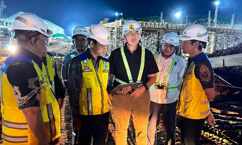 Jajaran Kementerian Koordinator Bidang Infrastruktur dan Pembangunan Kewilayahan bersama pemerintah daerah meninjau lokasi usulan pembangunan Sekolah Rakyat di Desa Penakalan, Kabupaten Sambas, Kalimantan Barat, Jumat (5/6/2026).