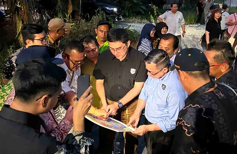 Jajaran Kementerian Koordinator Bidang Infrastruktur dan Pembangunan Kewilayahan bersama pemerintah daerah meninjau lokasi usulan pembangunan Sekolah Rakyat di Desa Penakalan, Kabupaten Sambas, Kalimantan Barat, Jumat (5/6/2026).