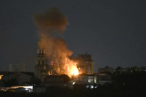 Asap dan api terlihat dari Katedral Dormisi di kompleks Ortodoks Kyiv Pechersk Lavra setelah serangan rudal Rusia di ibu kota Ukraina, Kyiv, Senin (15/06/2026).