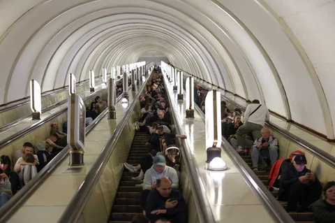 Warga berlindung di stasiun metro selama serangan rudal Rusia di ibu kota Ukraina, Kyiv, Ukraina. Senin (15/06/2026).