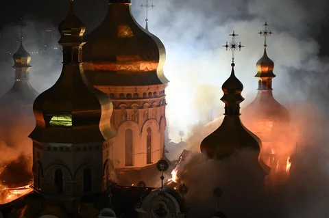 Asap dan api membubung dari Katedral Dormisi di kompleks Ortodoks Kyiv Pechersk Lavra setelah serangan rudal Rusia di ibu kota Ukraina, Kyiv, Senin (15/06/2026).