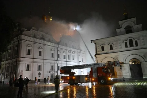 Pemadam kebakaran memadamkam api di lokasi Katedral Dormisi di kompleks Ortodoks Kyiv Pechersk Lavra setelah serangan rudal Rusia di ibu kota Ukraina, Kyiv, Senin (15/06/2026).