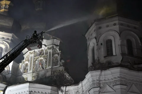 Pemadam kebakaran memadamkam api di lokasi Katedral Dormisi di kompleks Ortodoks Kyiv Pechersk Lavra setelah serangan rudal Rusia di ibu kota Ukraina, Kyiv, Senin (15/06/2026).