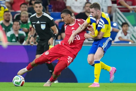 Pemain Tunisia Yan Valery  berebut bola dengan pemain Swedia  Gabriel Gudmundsson (5) selama pertandingan sepak bola Grup F Piala Dunia antara Swedia dan Tunisia di Guadalupe, dekat Monterrey, Meksiko, Minggu (14/06/2026).