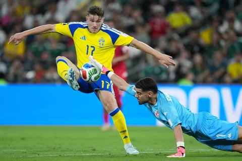 Kiper Tunisia Mouhib Chamakh  melakukan penyelamatan terhadap tendangan pemain Swedia Viktor Gyokeres selama pertandingan sepak bola Grup F Piala Dunia antara Swedia dan Tunisia di Guadalupe, dekat Monterrey, Meksiko, Minggu (14/06/2026).