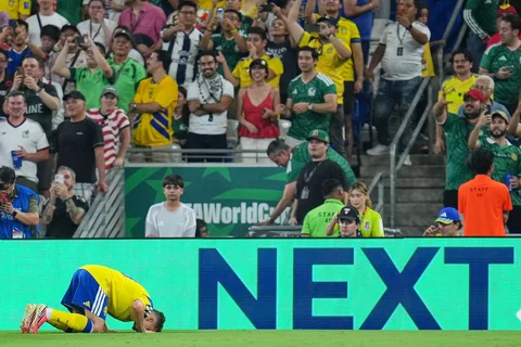 Pemain Swedia Yasin Ayari mencium tanah usai  mencetak gol pertama timnya selama pertandingan sepak bola Grup F Piala Dunia antara Swedia dan Tunisia di Guadalupe, dekat Monterrey, Meksiko, Minggu (14/06/2026).