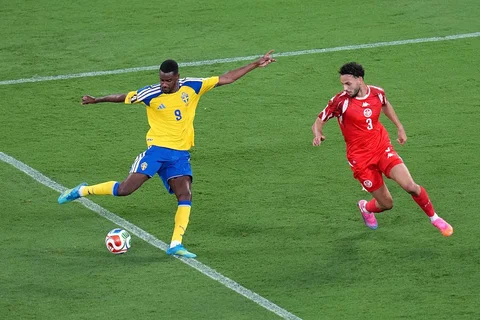 Pemain Swedia Alexander Isak saat  mencetak gol kedua selama pertandingan sepak bola Grup F Piala Dunia antara Swedia dan Tunisia di Guadalupe, dekat Monterrey, Meksiko, Minggu (14/06/2026).