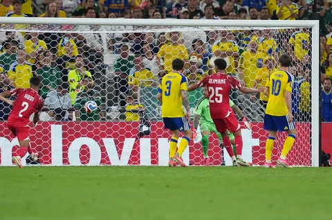 Kiper Swedia Kristoffer Nordfeldt gagal menyelamatkan gol dari pemain Tunia  Omar Rekik selama pertandingan sepak bola Grup F Piala Dunia antara Swedia dan Tunisia di Guadalupe, dekat Monterrey, Meksiko, Minggu (14/06/2026).