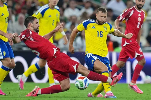 Pemain Swedia Jesper Karlstrom berebut bola dengan pemain Tunisia  Rani Khedira dari Tunisia selama pertandingan sepak bola Grup F Piala Dunia antara Swedia dan Tunisia di Guadalupe, dekat Monterrey, Meksiko, Minggu (14/06/2026).