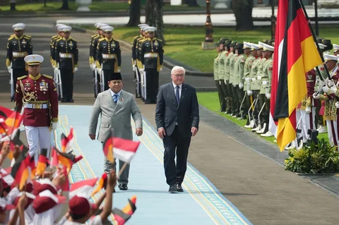 Presiden Prabowo Subianto  bersama Presiden Jerman Frank Walter Steinmeier berjalan memeriksa pasukan di Istana Merdeka, Jakarta, Senin (15/6/2026).