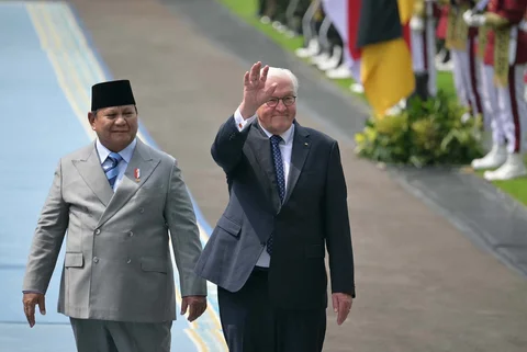 Presiden Prabowo Subianto  bersama Presiden Jerman Frank Walter Steinmeier berjalan memeriksa pasukan di Istana Merdeka, Jakarta, Senin (15/6/2026).