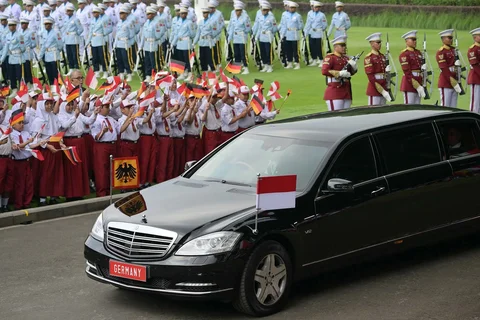 Mobil yang membawa Presiden Jerman Frank Walter Steinmeier tiba di Istana Merdeka, Jakarta, Senin (15/6/2026).