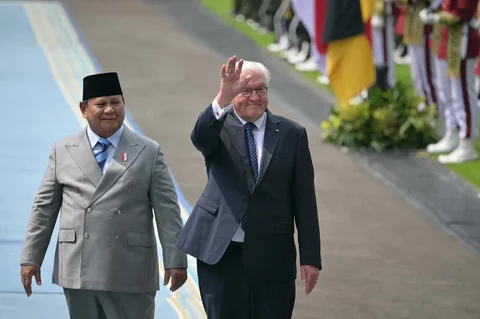 Presiden Prabowo Subianto  bersama Presiden Jerman Frank Walter Steinmeier berjalan memeriksa pasukan di Istana Merdeka, Jakarta, Senin (15/6/2026).