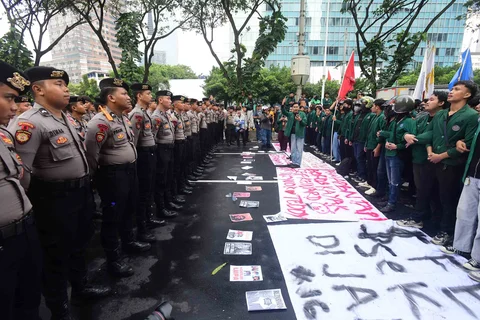 Massa mahasiswa dari Universitas Muhammadiyah Prof. DR. HAMKA (Uhamka) dihadang petugas kepolisian di jalan Sudirman, Jakarta, Senin (15/06/2026).