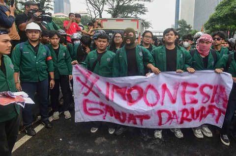 Massa mahasiswa dari Universitas Muhammadiyah Prof. DR. HAMKA (Uhamka) saat melakukan aksi  di jalan Sudirman, Jakarta, Senin (15/06/2026).