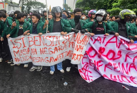 Massa mahasiswa dari Universitas Muhammadiyah Prof. DR. HAMKA (Uhamka) saat melakukan aksi  di jalan Sudirman, Jakarta, Senin (15/06/2026).