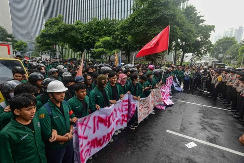 Massa mahasiswa dari Universitas Muhammadiyah Prof. DR. HAMKA (Uhamka) dihadang petugas kepolisian di jalan Sudirman, Jakarta, Senin (15/06/2026).