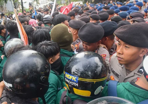 Massa mahasiswa dari Universitas Muhammadiyah Prof. DR. HAMKA (Uhamka) dihadang petugas kepolisian di jalan Sudirman, Jakarta, Senin (15/06/2026).