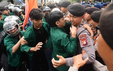 Massa mahasiswa dari Universitas Muhammadiyah Prof. DR. HAMKA (Uhamka) dihadang petugas kepolisian di jalan Sudirman, Jakarta, Senin (15/06/2026).