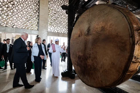 Presiden Jerman Frank-Walter Steinmeier beserta Ibu Negara Elke Buedenbender dan  Menteri Agama sekaligus Imam Besar Masjid Istiqlal, Nasaruddin Umar saat mengunjungi  Masjid Istiqlal Jakarta, Senin (15/06/2026).