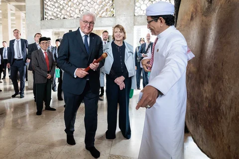 Presiden Jerman Frank-Walter Steinmeier beserta Ibu Negara Elke Buedenbender dan  Menteri Agama sekaligus Imam Besar Masjid Istiqlal, Nasaruddin Umar saat mengunjungi  Masjid Istiqlal Jakarta, Senin (15/06/2026).